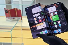 Huawei Mate XT Triple Foldable Screen Phone