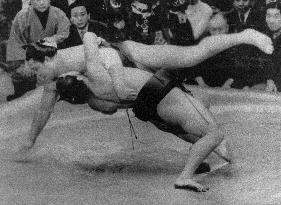 Sumo: Kitanofuji vs. Takanohana