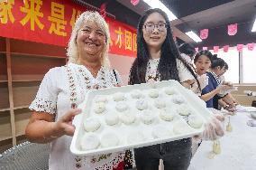 Foreigners Experience the Chinese Mid-Autumn Festival