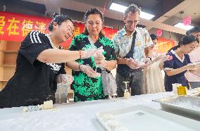 Foreigners Experience the Chinese Mid-Autumn Festival