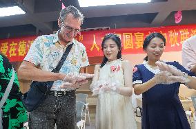 Foreigners Experience the Chinese Mid-Autumn Festival