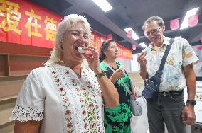 Foreigners Experience the Chinese Mid-Autumn Festival