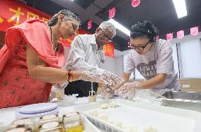 Foreigners Experience the Chinese Mid-Autumn Festival