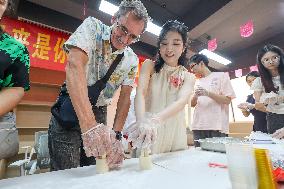 Foreigners Experience the Chinese Mid-Autumn Festival