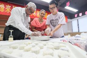 Foreigners Experience the Chinese Mid-Autumn Festival