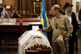 Memorial service for son of Ukraines Chief Rabbi in Kyiv