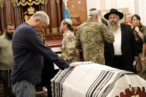 Memorial service for son of Ukraines Chief Rabbi in Kyiv