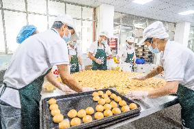 Handmade Mooncakes Production in Bijie