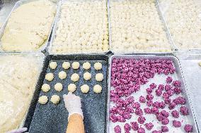 Handmade Mooncakes Production in Bijie