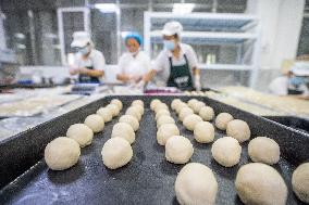 Handmade Mooncakes Production in Bijie