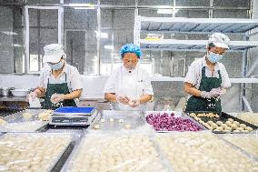 Handmade Mooncakes Production in Bijie