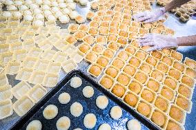 Handmade Mooncakes Production in Bijie