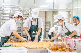 Handmade Mooncakes Production in Bijie