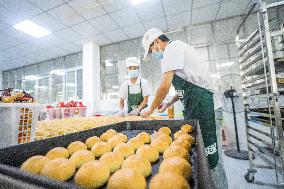 Handmade Mooncakes Production in Bijie