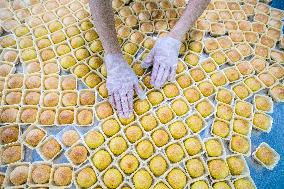 Handmade Mooncakes Production in Bijie