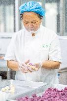 Handmade Mooncakes Production in Bijie