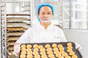 Handmade Mooncakes Production in Bijie