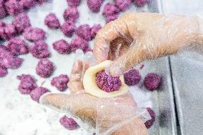 Handmade Mooncakes Production in Bijie