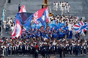 Parade Of French Athletes From Arc de Triomphe - Paris