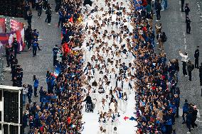 Parade Of French Athletes From Arc de Triomphe - Paris