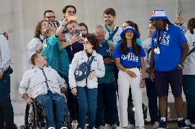 Parade Of French Athletes - Medals - Paris