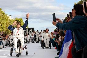 SL - Emmanuel et Brigitte Macron lors de la parade des champions à l'occasion des Jeux Olympiques et Paralympiques Paris 2024, s