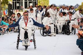 SL - Emmanuel et Brigitte Macron lors de la parade des champions à l'occasion des Jeux Olympiques et Paralympiques Paris 2024, s