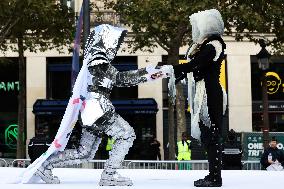 SL - Emmanuel et Brigitte Macron lors de la parade des champions à l'occasion des Jeux Olympiques et Paralympiques Paris 2024, s