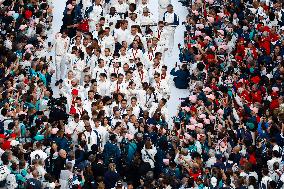 Parade Of French Athletes From Arc de Triomphe - Paris