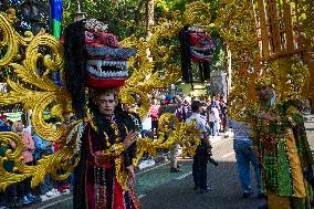 Decorative Vehicle Parade Welcomes Bandung City's Anniversary