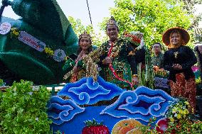 Decorative Vehicle Parade Welcomes Bandung City's Anniversary