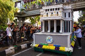 Decorative Vehicle Parade Welcomes Bandung City's Anniversary