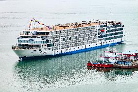 Yangtze River Luxury Cruise Ship Debut in the Three Gorges