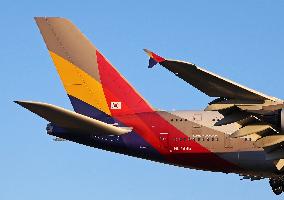 Asiana Airlines flies to Barcelona with the Airbus A380