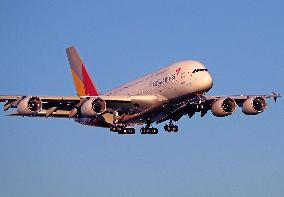 Asiana Airlines flies to Barcelona with the Airbus A380