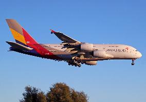 Asiana Airlines flies to Barcelona with the Airbus A380