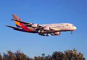 Asiana Airlines flies to Barcelona with the Airbus A380