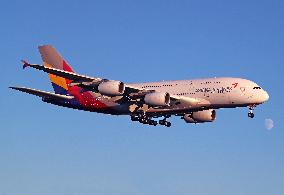 Asiana Airlines flies to Barcelona with the Airbus A380