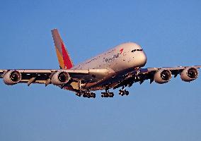 Asiana Airlines flies to Barcelona with the Airbus A380