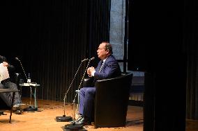 Francois Hollande Dedicates His Book - Bordeaux