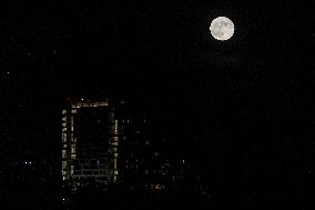 Cyprus : Harvest Moon Rises In Limassol