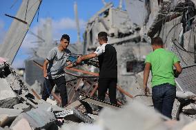 Israeli Airstrikes Cause Large Casualties In Refugee Camp - Gaza