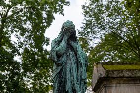 Père Lachaise The Biggest Cementery In Paris