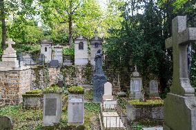 Père Lachaise The Biggest Cementery In Paris