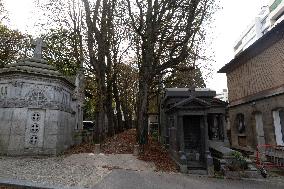 Père Lachaise The Biggest Cementery In Paris