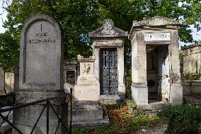 Père Lachaise The Biggest Cementery In Paris