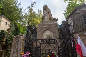 Père Lachaise The Biggest Cementery In Paris