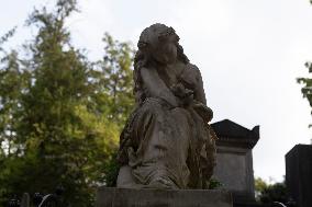 Père Lachaise The Biggest Cementery In Paris