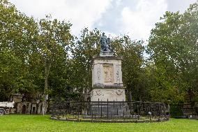 Père Lachaise The Biggest Cementery In Paris