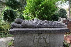 Père Lachaise The Biggest Cementery In Paris